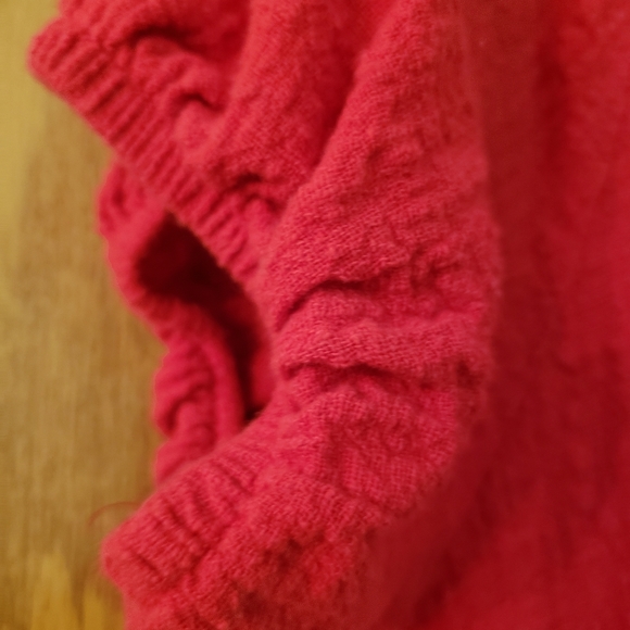 Beautiful red, embroidery, short sleeve blouse with a Mexican vibe. - Picture 5 of 5